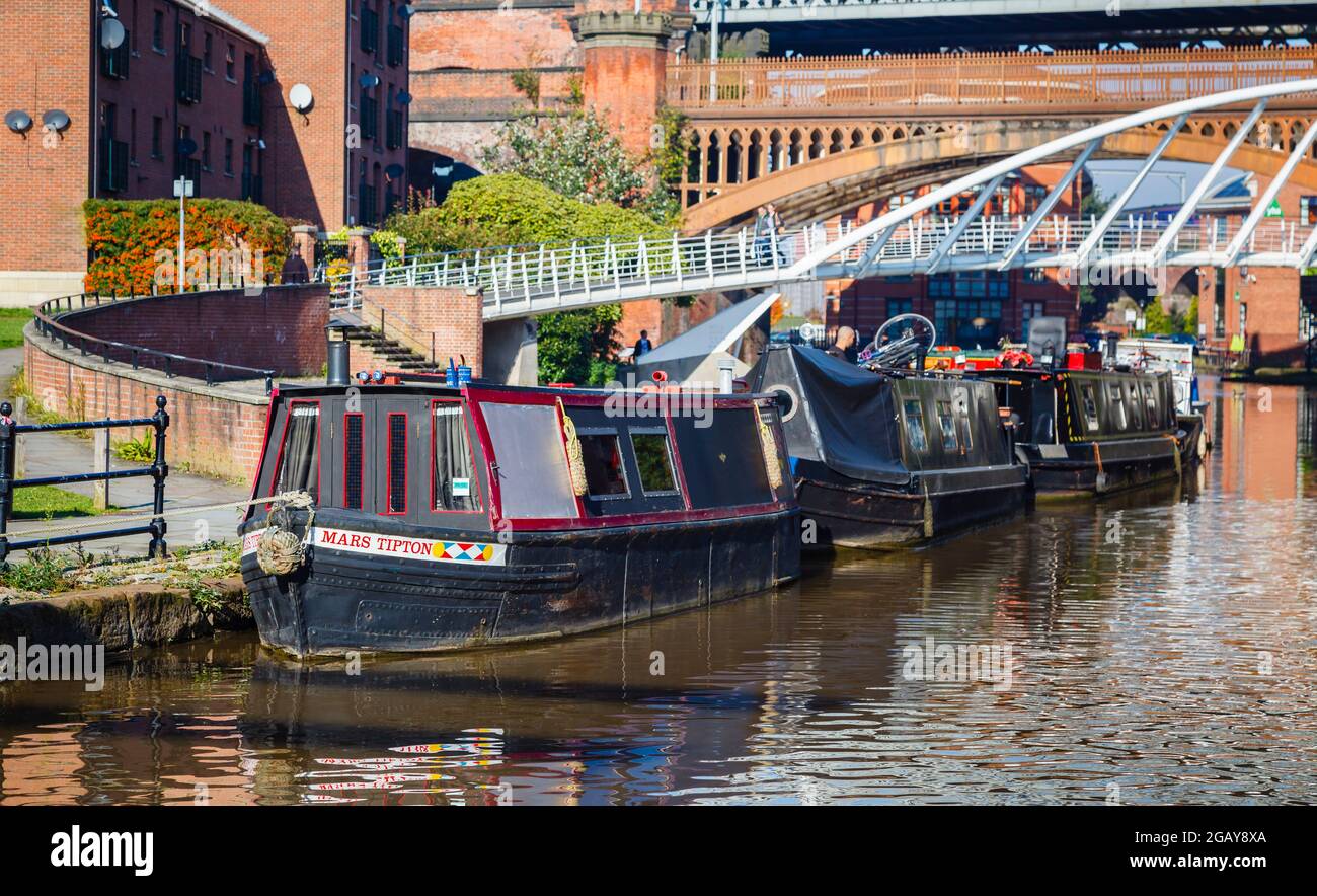 Vue depuis le chemin de halage des bateaux étroits par le pont des marchands au-dessus du canal de Bridgewater et du viaduc ferroviaire, Castleford Basin, Manchester, nord-ouest de l'Angleterre Banque D'Images