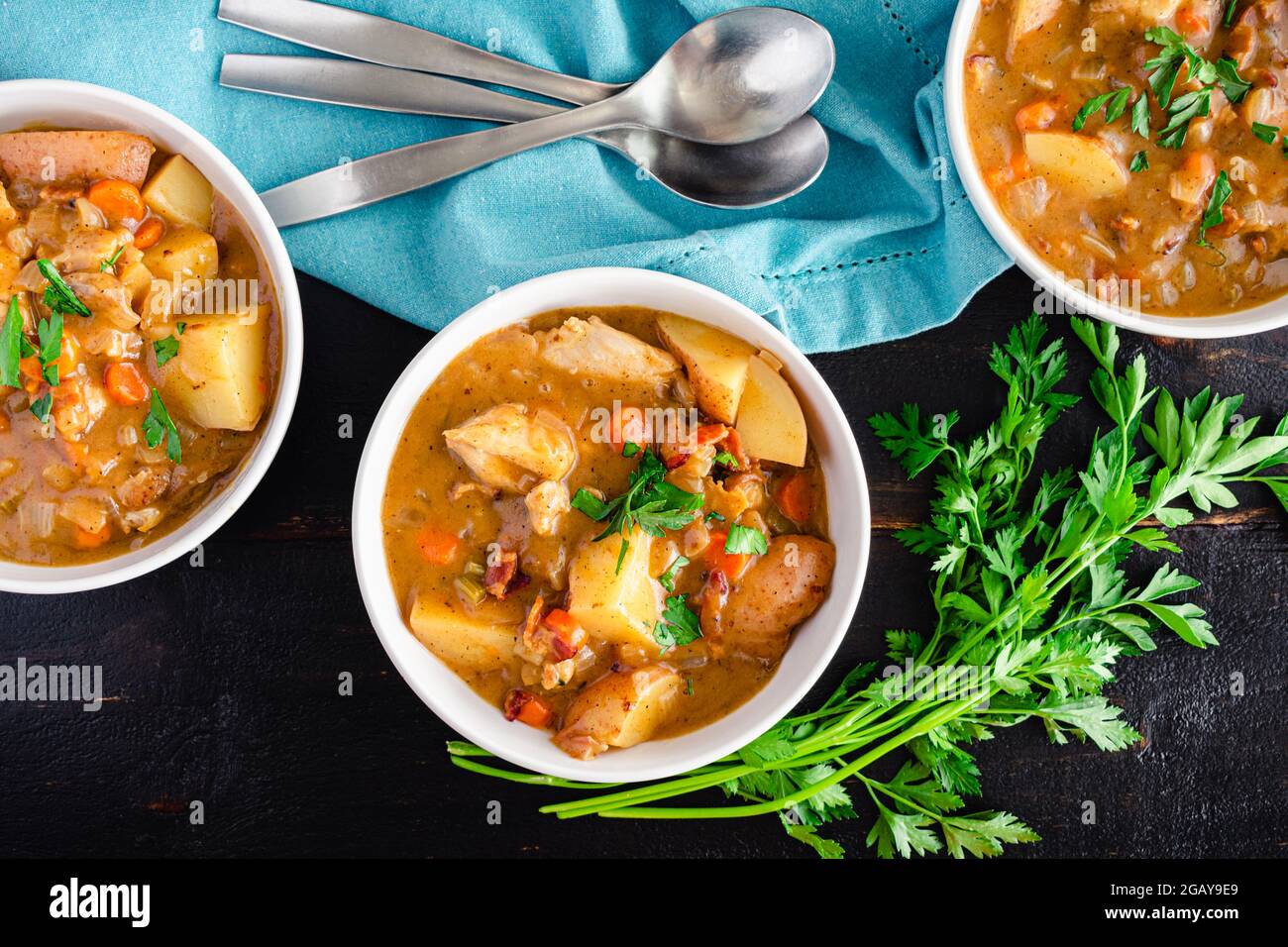 Ragoût de poulet avec pommes de terre et carottes dans un bouillon de
