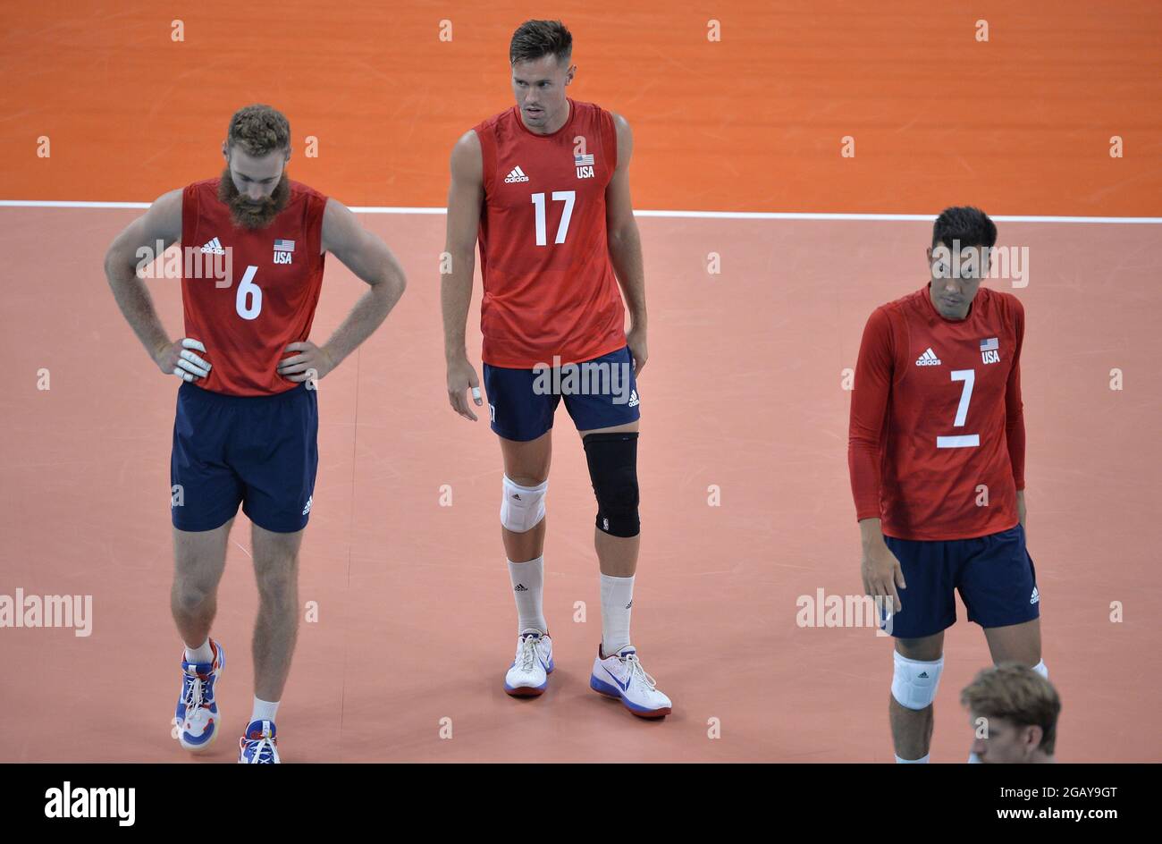 Tokyo, Japon. 1er août 2021. Les joueurs des États-Unis (L-r) Mitchell Stahl, Thomas Jaeschke et Kawika Shoji se mettent à la sortie du terrain après avoir été défait dans des matchs de droit par l'Argentine lors de la compétition de volley-ball masculin aux Jeux Olympiques de Tokyo en 2020, le dimanche 1er août 2021, à Tokyo, Japon. L'Argentine a gagné, 25-21, 25-23 et 25-23. Photo de Mike Theiler/UPI crédit: UPI/Alay Live News Banque D'Images