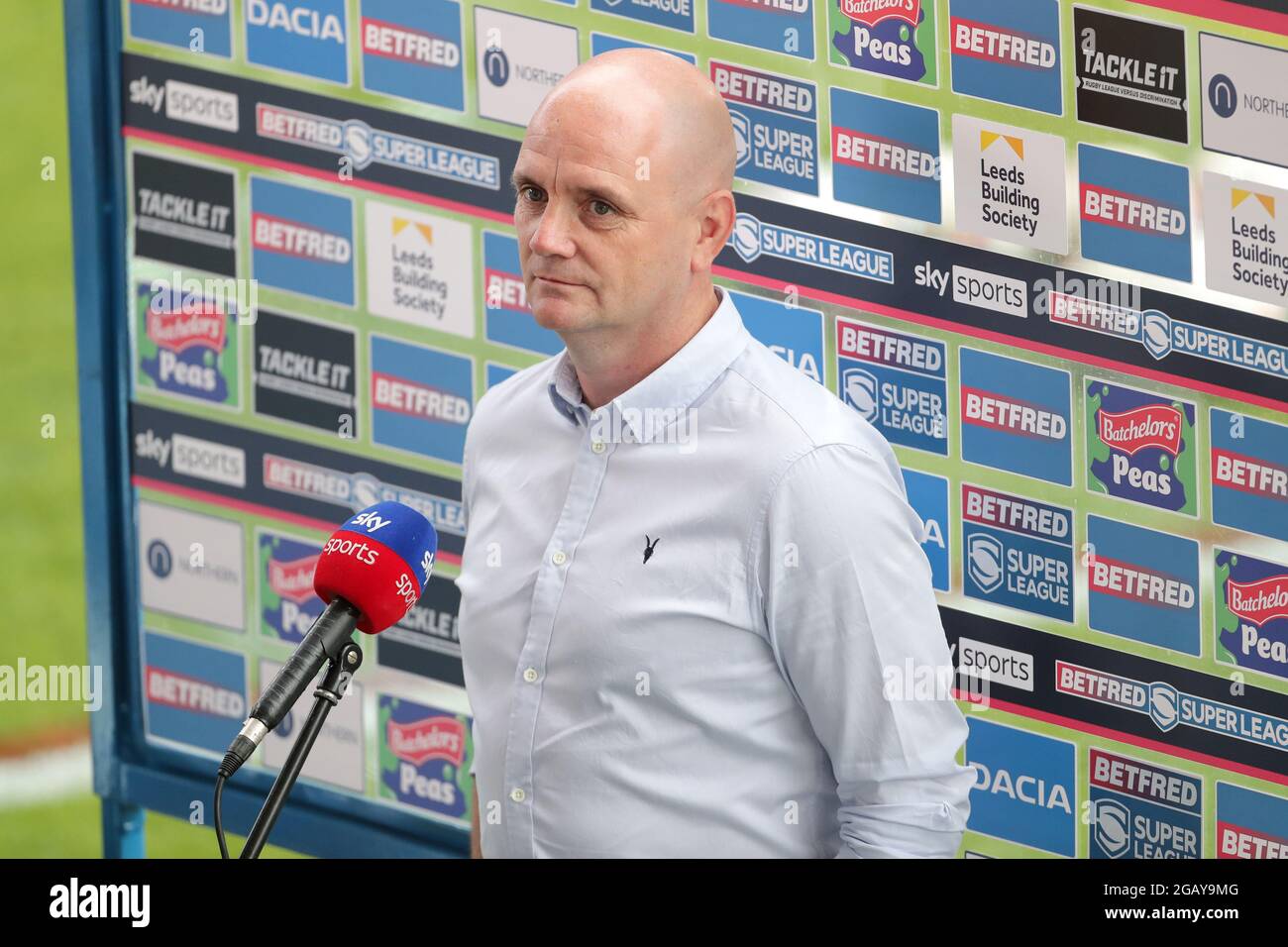 Leeds Rhinos entraîneur en chef Richard Agar étant interviewé par les médias avant le match de la Super League de Betfred au stade Emerald Headingley, Leeds. Date de la photo: Dimanche 1er août 2021. Banque D'Images