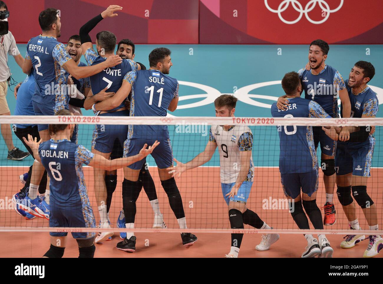Tokyo, Japon. 1er août 2021. Les membres de l'équipe Argentine célèbrent après avoir battu les États-Unis en matchs rectilignes, 25-21, 25-23 et 25-23 en compétition de volley-ball masculin aux Jeux Olympiques de Tokyo en 2020, le dimanche 1er août 2021, à Tokyo, Japon. Photo de Mike Theiler/UPI crédit: UPI/Alay Live News Banque D'Images