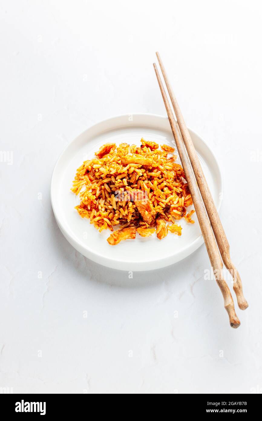 Riz frit au poulet chinois sur fond blanc - blanc FOOPPIX - COPYSPACE Banque D'Images
