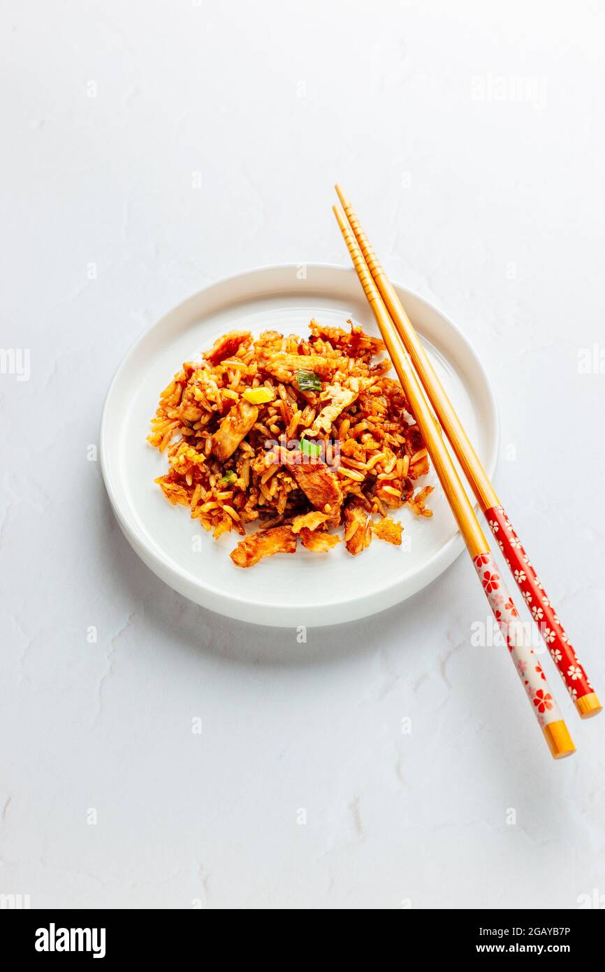 Riz frit au poulet chinois sur fond blanc - blanc FOOPPIX - COPYSPACE Banque D'Images