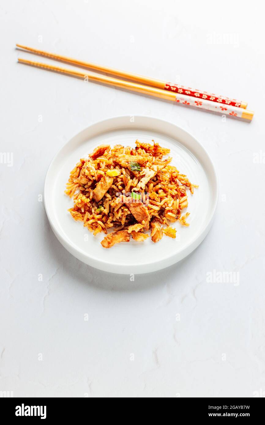 Riz frit au poulet chinois sur fond blanc - blanc FOOPPIX - COPYSPACE Banque D'Images