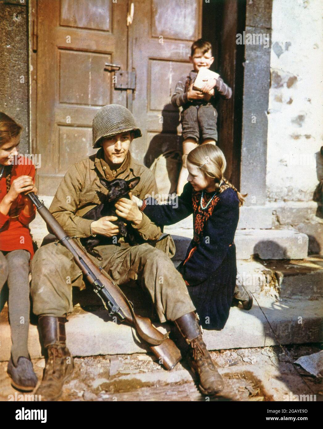 Les Grandes Dates De La Seconde Guerre Mondiale En Couleur Soldier children wwii Banque de photographies et d'images à haute  résolution - Alamy