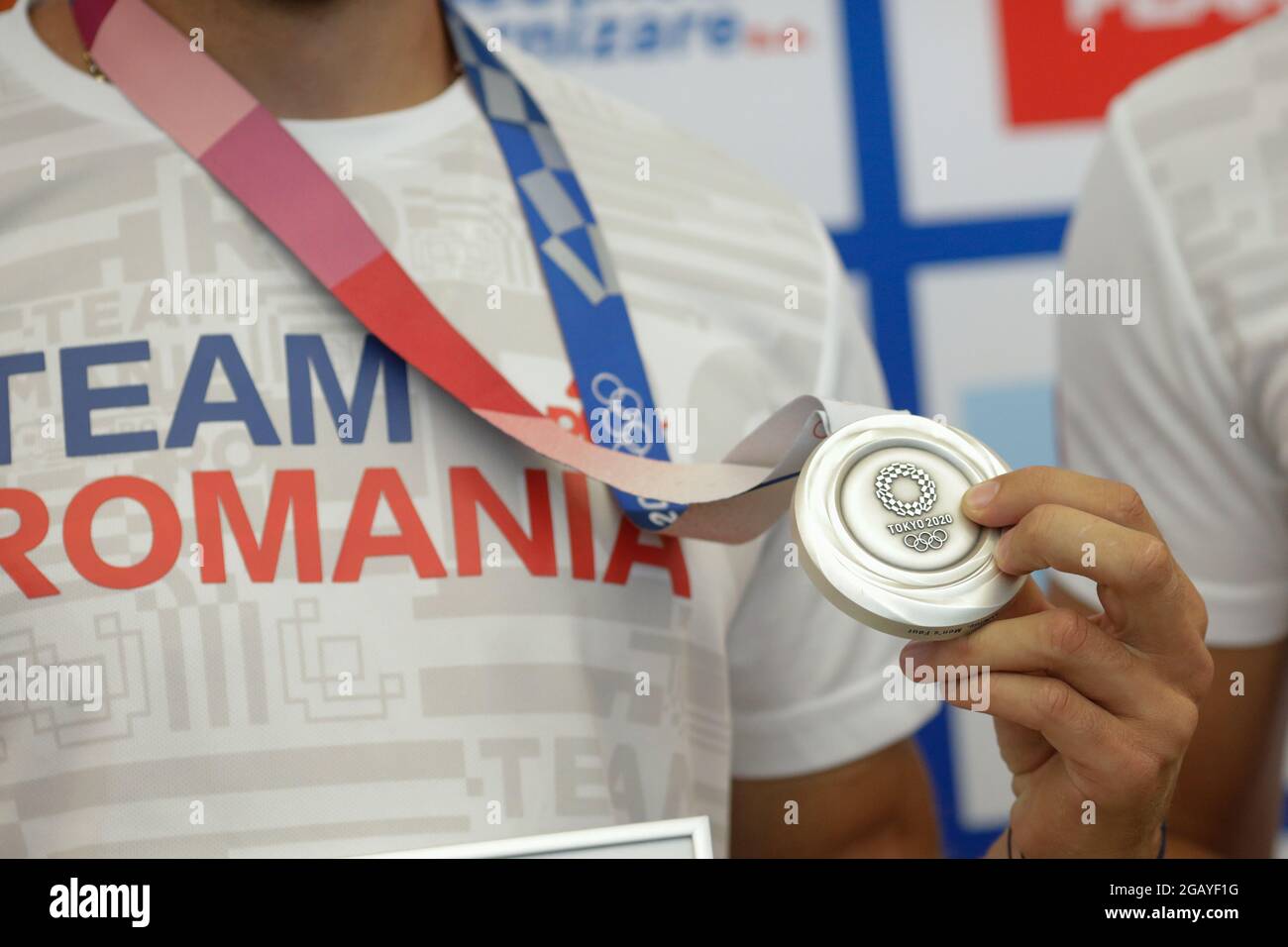 Otopeni, Roumanie - 1 août 2021: Détails avec une médaille d'argent des Jeux Olympiques de Tokyo 2020 remportée par un athlète roumain. Banque D'Images