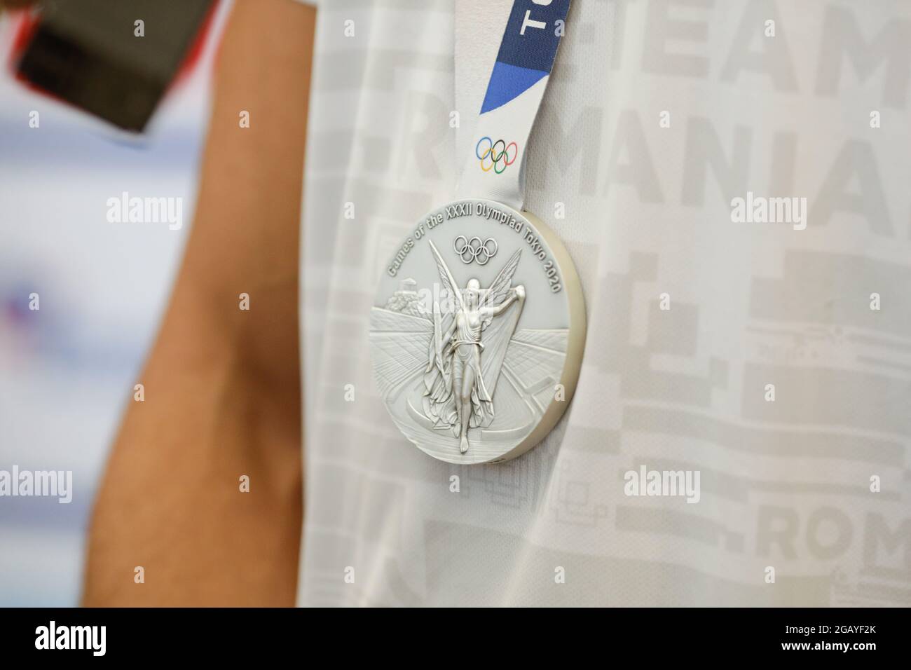 Otopeni, Roumanie - 1 août 2021: Détails avec une médaille d'argent des Jeux Olympiques de Tokyo 2020 remportée par un athlète roumain. Banque D'Images