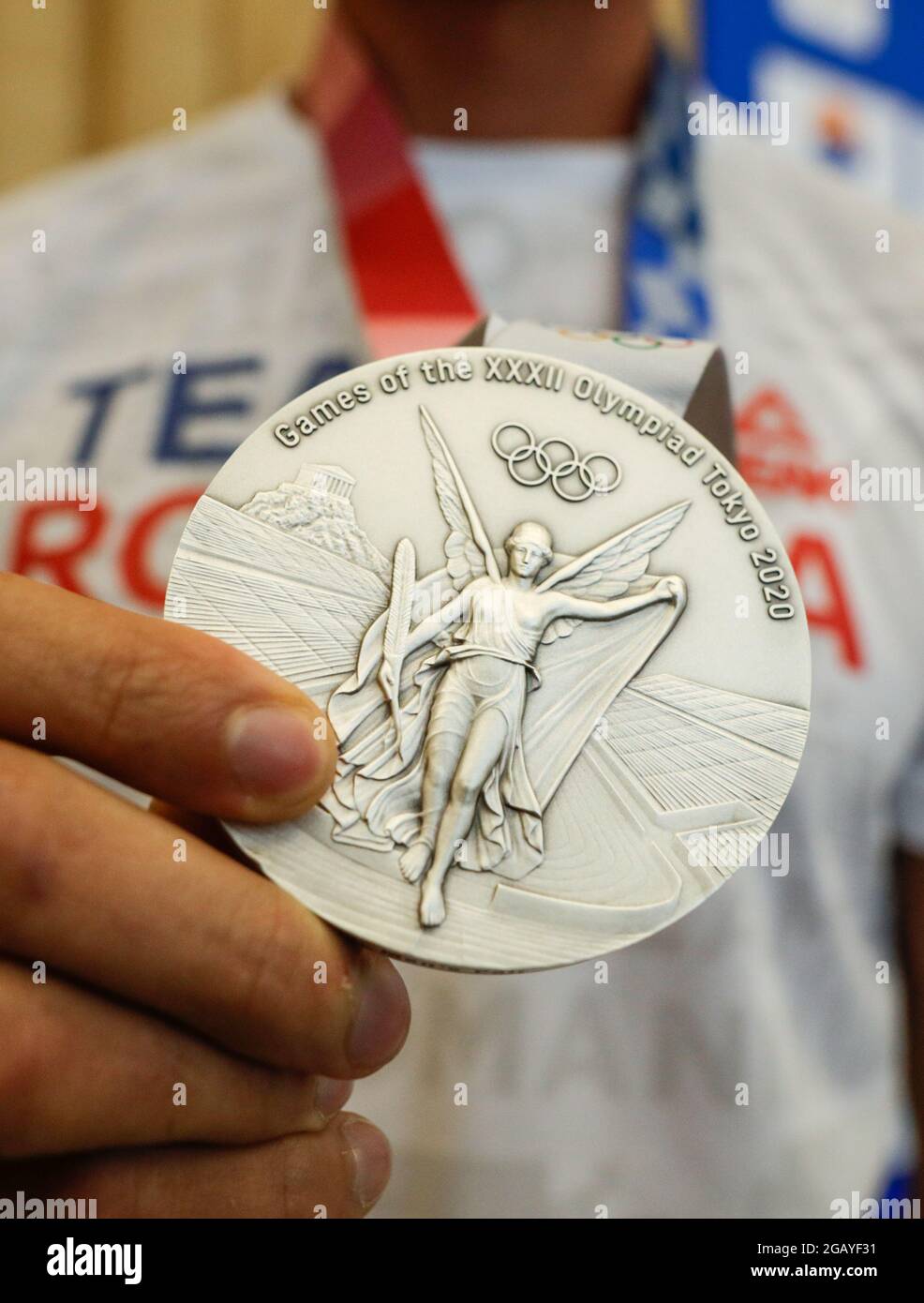 Otopeni, Roumanie - 1 août 2021: Détails avec une médaille d'argent des Jeux Olympiques de Tokyo 2020 remportée par un athlète roumain. Banque D'Images