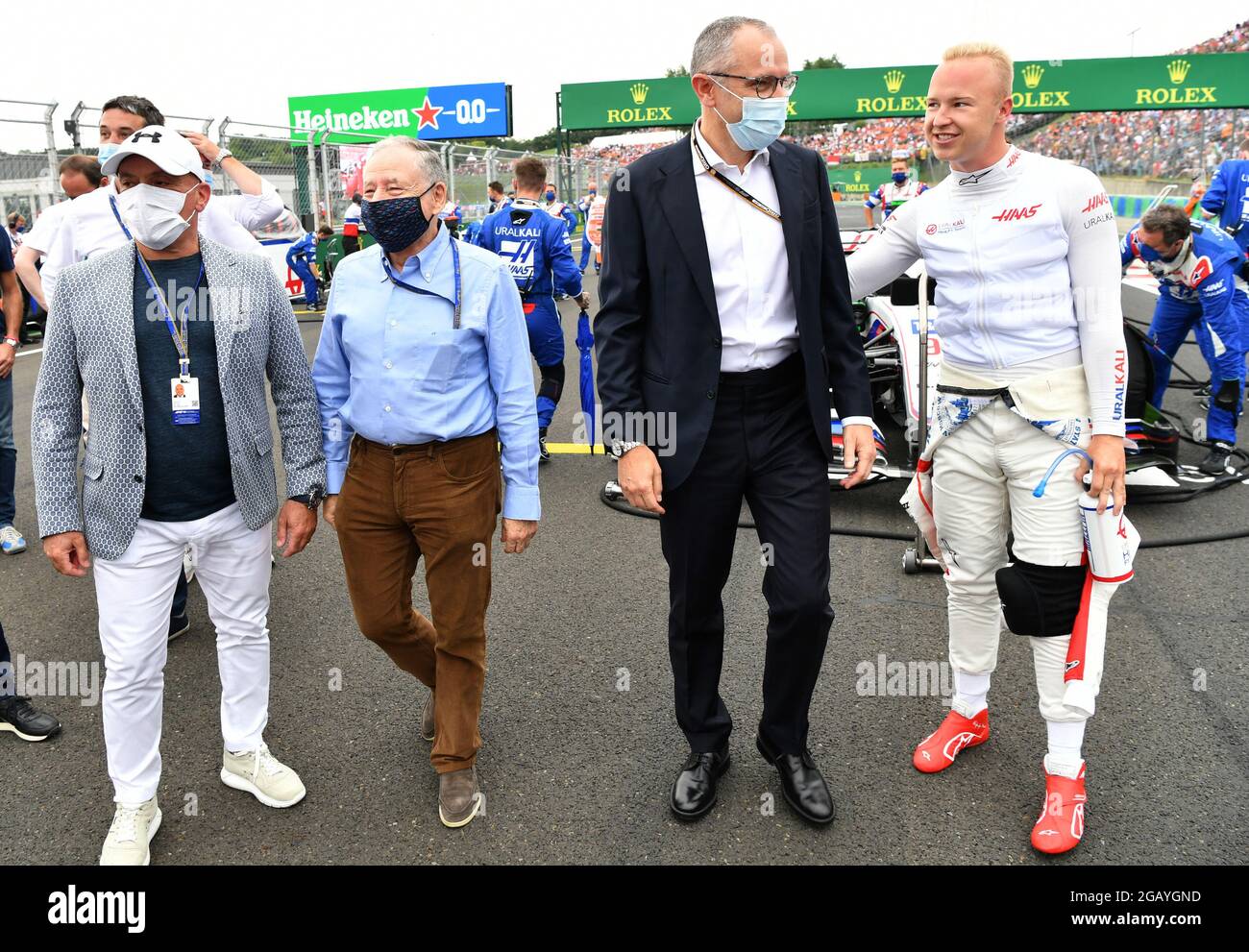 (De gauche à droite) : Jean Todt (FRA) Président de la FIA sur la grille avec Stefano Domenicali (ITA) Président et PDG de Formule 1 et Nikita Mazepin (RUS) Haas F1 Team. Grand Prix de Hongrie, dimanche 1er août 2021. Budapest, Hongrie. Image de pool FIA pour usage éditorial uniquement Banque D'Images