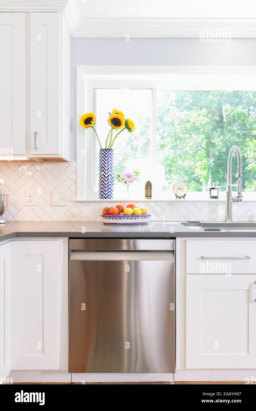Cuisine avec lave-vaisselle à surface chromée dans une cuisine blanche et  lumineuse Photo Stock - Alamy