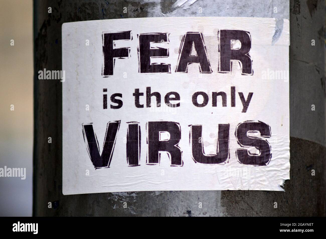 Un autocollant disant: «la peur est le seul virus» sur les meubles de rue dans le centre de Manchester, Angleterre, Royaume-Uni. Après une démonstration d'anti-vaccin, d'anti-masque. Banque D'Images