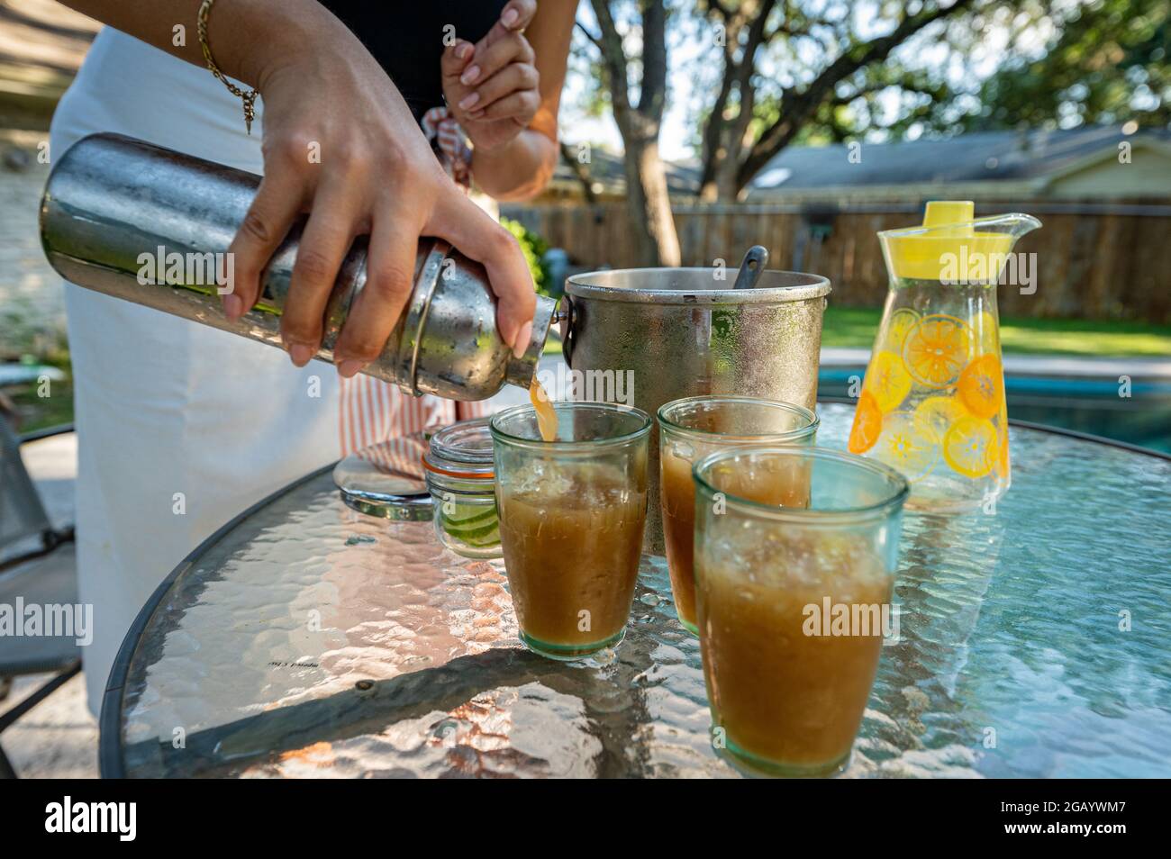 Austin, Texas, États-Unis. 30 juillet 2021. Mai Tais près de la piscine. Coronavirus a amené tout le monde à manger à l'extérieur de Frescol crédit: Sidney Bruere/Alamy Live New Banque D'Images