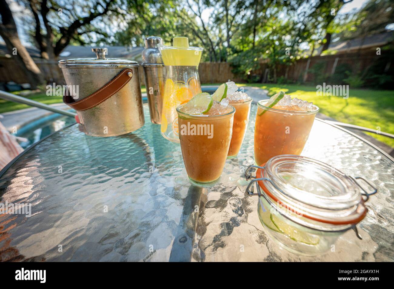 Austin, Texas, États-Unis. 30 juillet 2021. Mai Tais près de la piscine. Coronavirus a amené tout le monde à manger à l'extérieur de Frescol crédit: Sidney Bruere/Alamy Live New Banque D'Images