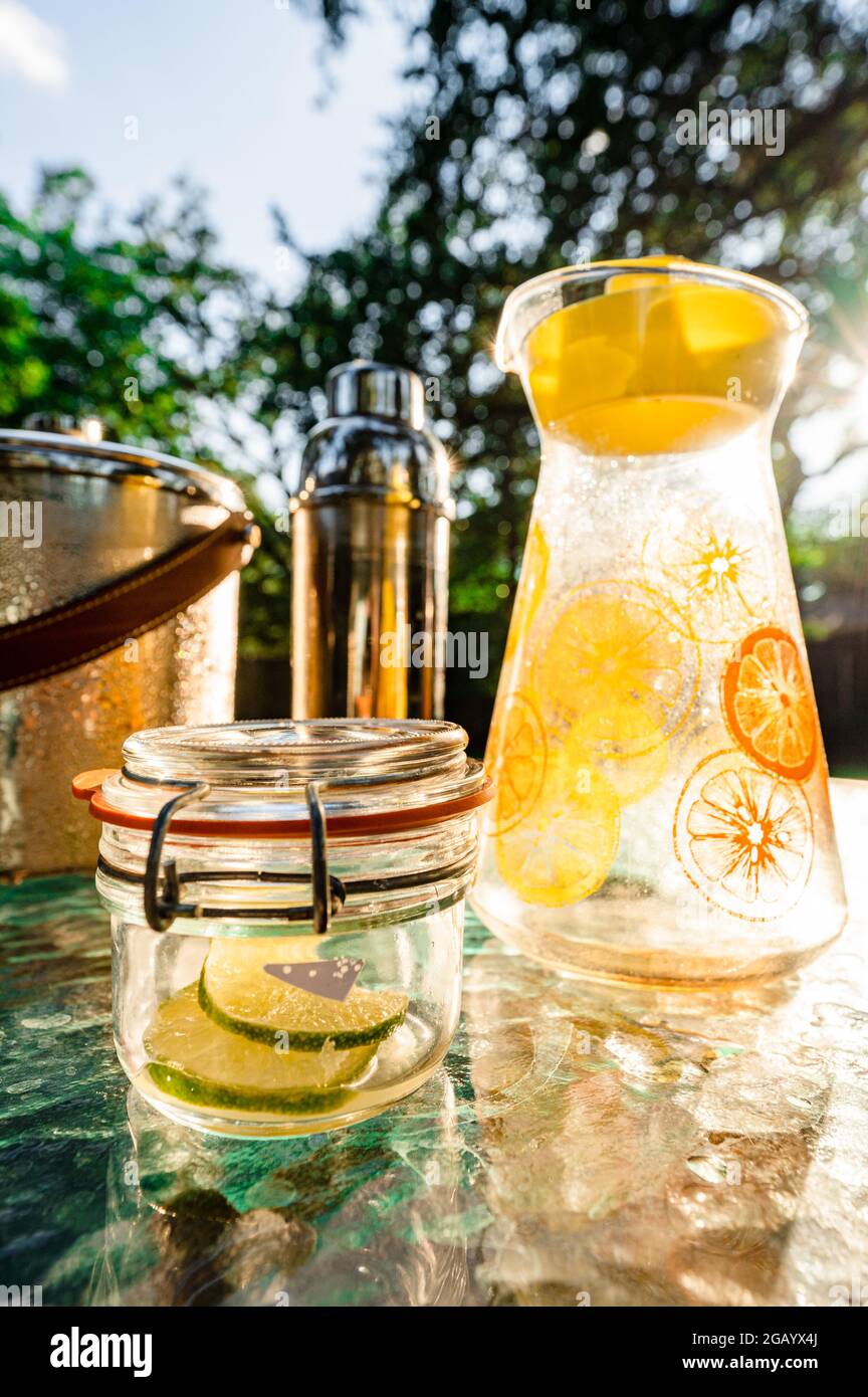 Austin, Texas, États-Unis. 30 juillet 2021. Mai Tais près de la piscine. Coronavirus a amené tout le monde à manger à l'extérieur de Frescol crédit: Sidney Bruere/Alamy Live New Banque D'Images