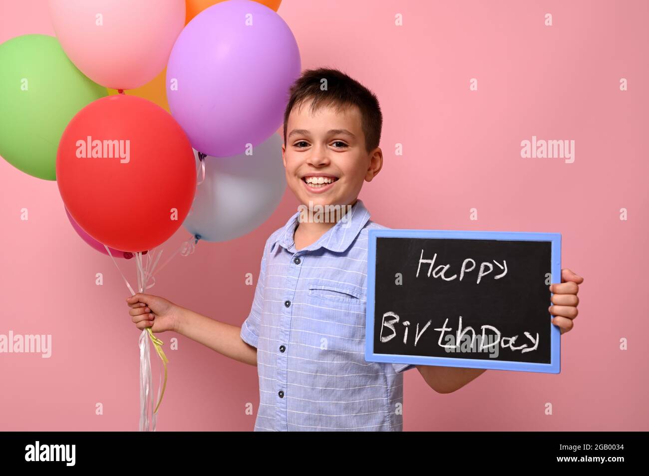 Un Adolescent Joyeux Et Souriant Tient Des Ballons Multicolores Dans Une Main Et Un Tableau Noir Avec Des Lettres Joyeux Anniversaire Dans L Autre Isole O Photo Stock Alamy Un Adolescent Joyeux Et Souriant Tient Des Ballons Multicolores Dans Une Main Et Un Tableau Noir Avec Des Lettres Joyeux Anniversaire Dans L Autre Isole O Photo Stock Alamy