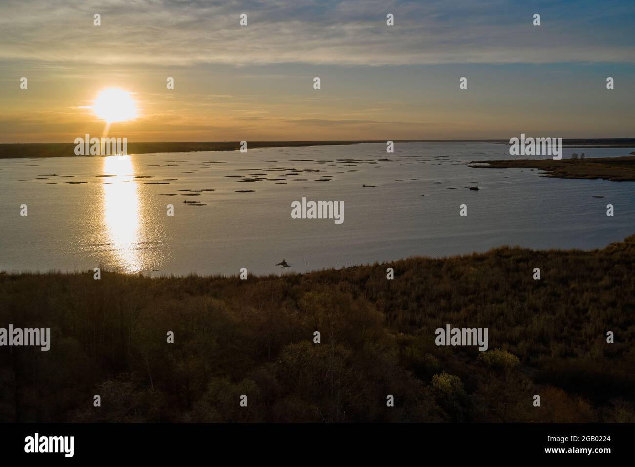 Beau paysage avec le coucher du soleil sur le lac Banque D'Images