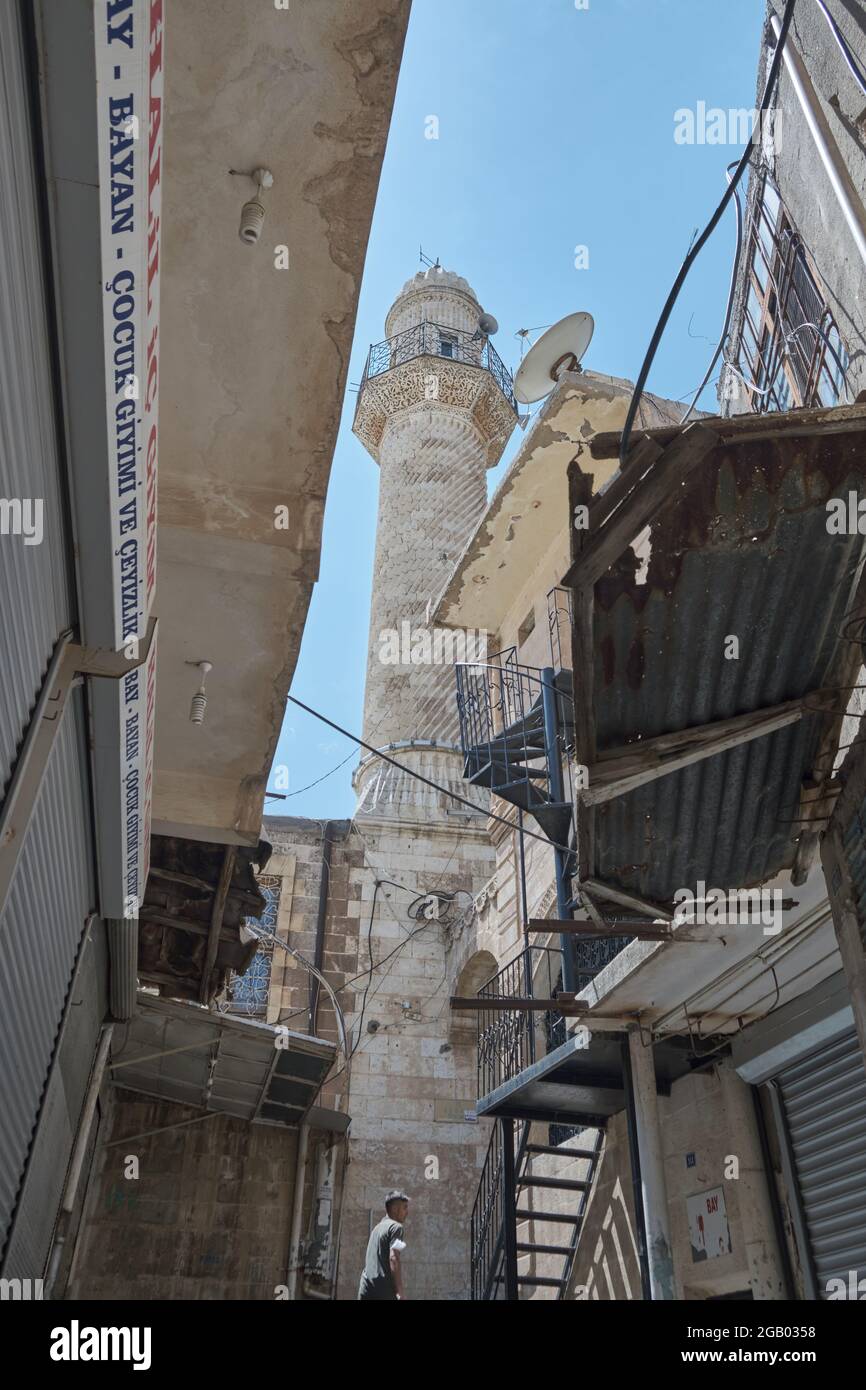 Vue de bas en haut du minaret contre le ciel bleu Banque D'Images