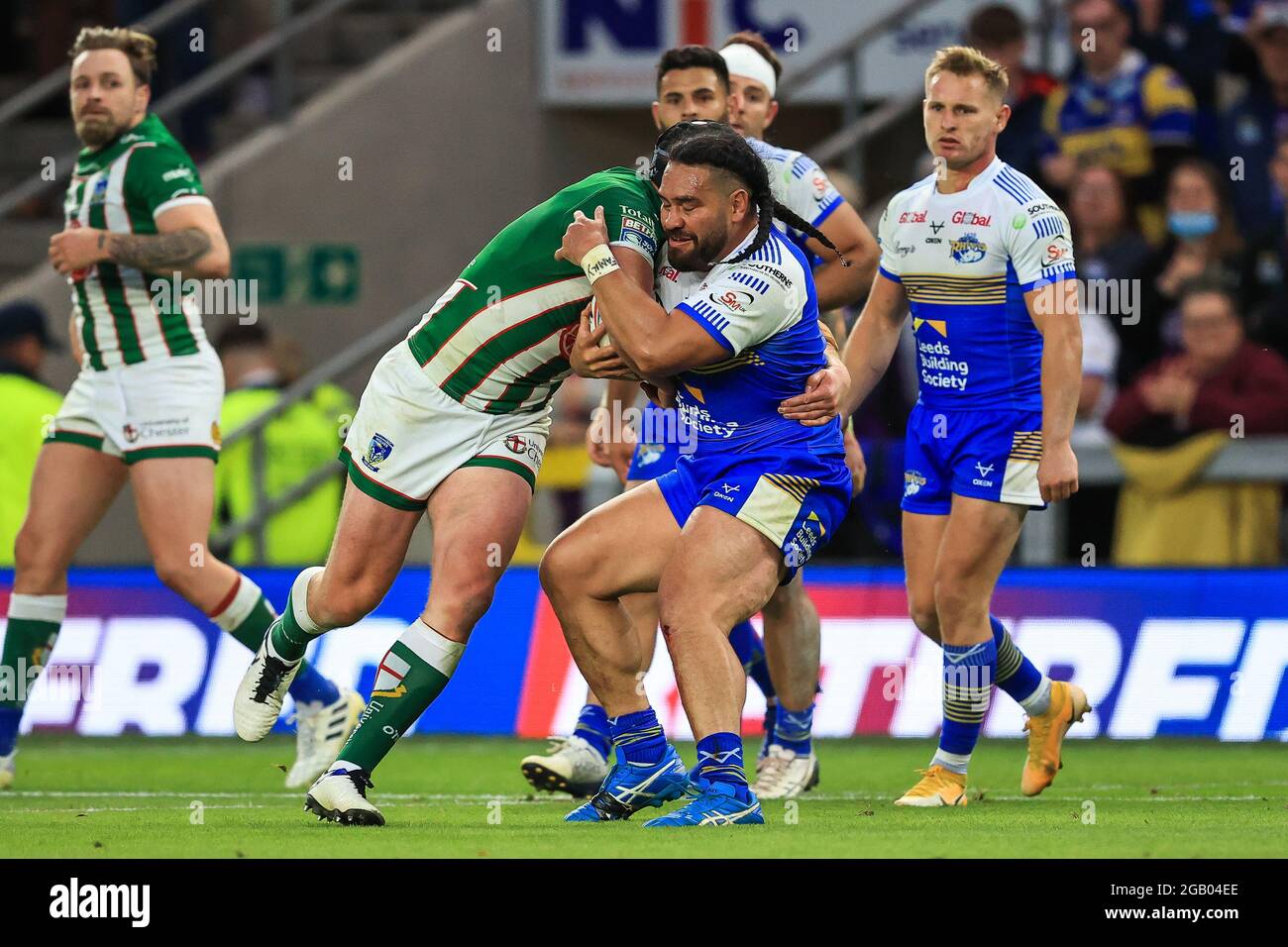 Konrad Hurrell (4) de Leeds Rhinos est abordé par Chris Hill (8) de Warrington Wolves Banque D'Images