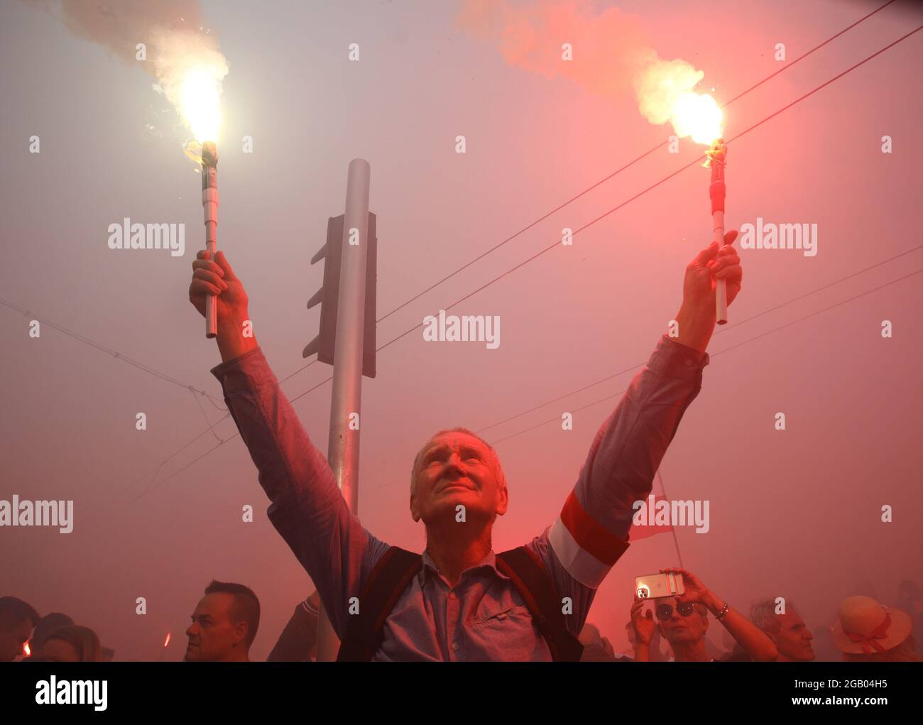 Varsovie, Pologne. 1er août 2021. Les gens se réunissent pour commémorer le soulèvement de Varsovie à Varsovie, en Pologne, le 1er août 2021. Le 1er août 1944, la résistance souterraine polonaise, dirigée par l'Armée nationale polonaise, a lancé une opération militaire majeure pour libérer Varsovie de l'occupation nazie. Le soulèvement, qui a duré 63 jours, a été le plus grand effort militaire de toute résistance européenne contre l'Allemagne nazie. Credit: Jaap Arriens/Xinhua/Alamy Live News Banque D'Images