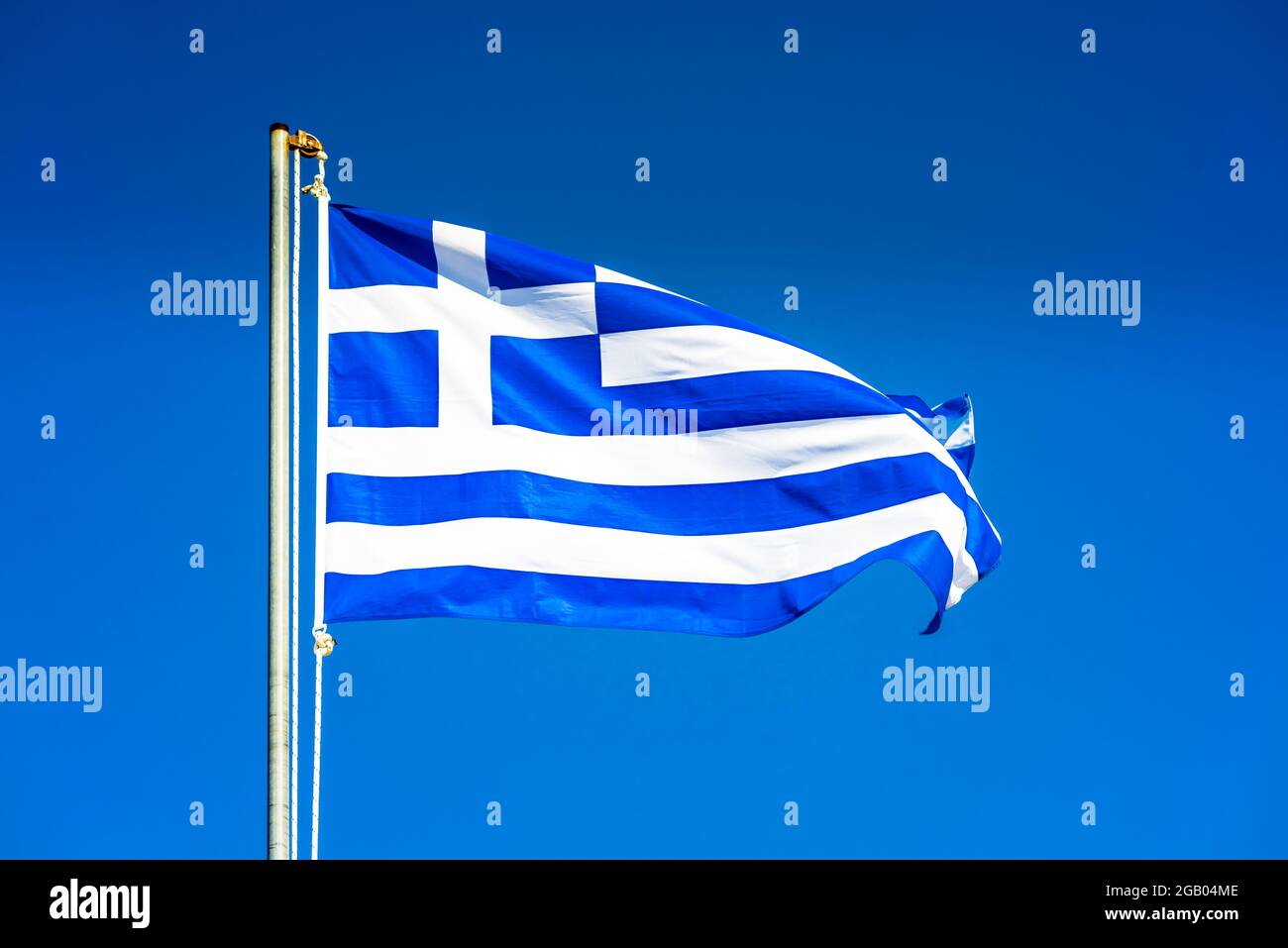 drapeau grec agité dans le ciel bleu Banque D'Images