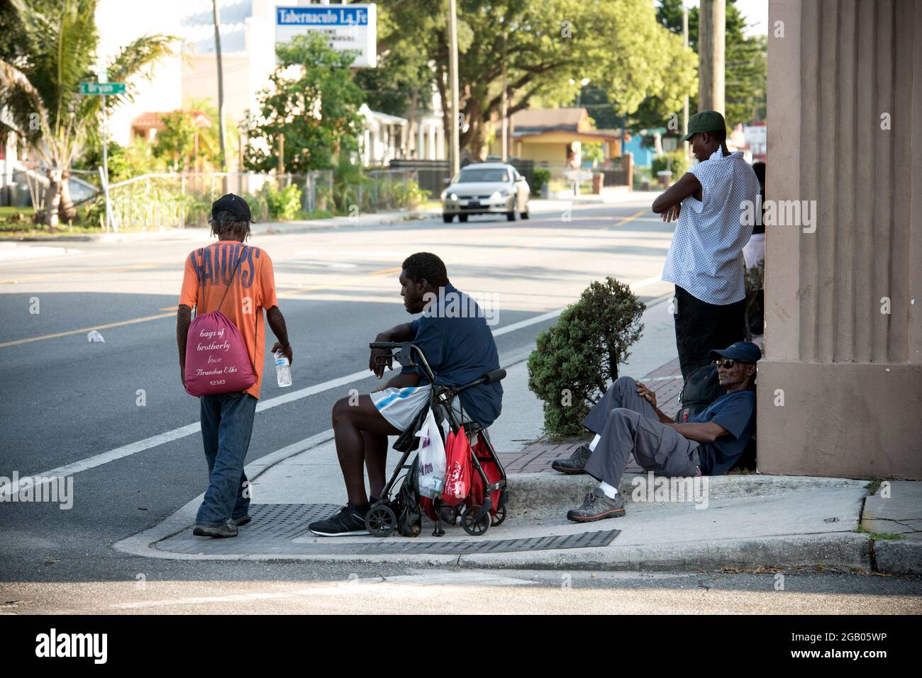 Tampa, Floride, États-Unis. 1er août 2021. Les hommes sans domicile passent le temps le long d'une rue de Tampa dans un quartier à faible revenu, où la toxicomanie et l'alcoolisme et les maladies mentales sont courantes. (Image de crédit : © Robin Rayne/ZUMA Press Wire) Banque D'Images