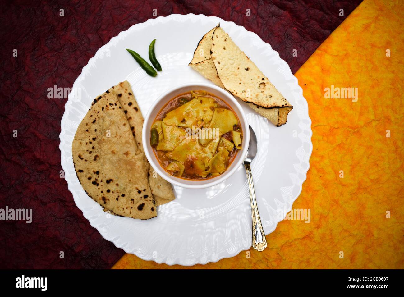 Papad ki sabji un plat de cuisine du nord-ouest indien du rajasthani et de l'État du gujarati en inde. Accompagnement de curry traditionnel servi dans un bol et une pince Banque D'Images