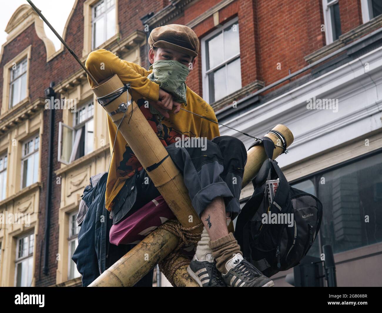 Londres, Angleterre, Royaume-Uni 1er août 2021 UNE coalition de manifestants bloque Brixton Road derrière les bannières de réparation rébellion et extinction rébellion, le jour de l'émancipation d'Afriikan. Crédit : Denise Laura Baker/Alay Live News Banque D'Images