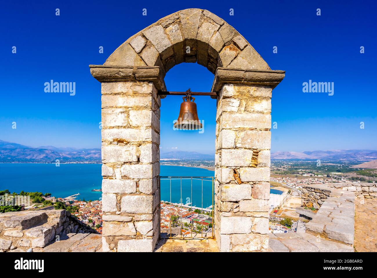 Vue sur les remparts et les tours de la forteresse de Palamidi, ville de Nafplio, Grèce Banque D'Images