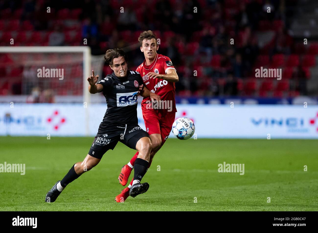 Mathias Fixelles de Kortrijk et Alexis de Sart d'Anvers photographiés en  action lors d'un match de football entre Royal Antwerp FC et KV Kortrijk,  dimanche 01 Photo Stock - Alamy