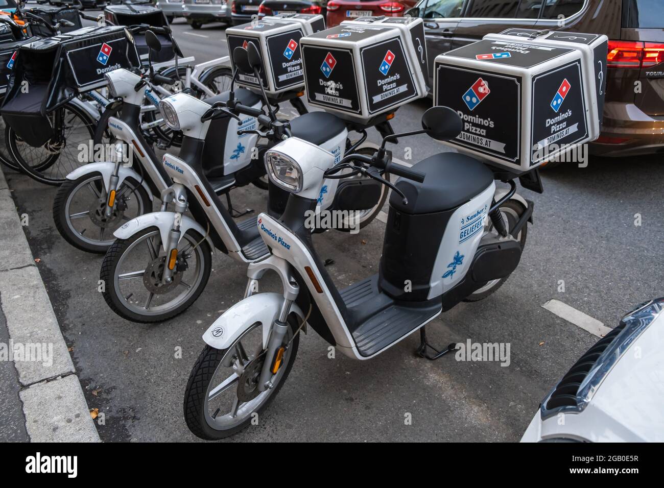Delivery scooter europe Banque de photographies et d'images à haute  résolution - Alamy