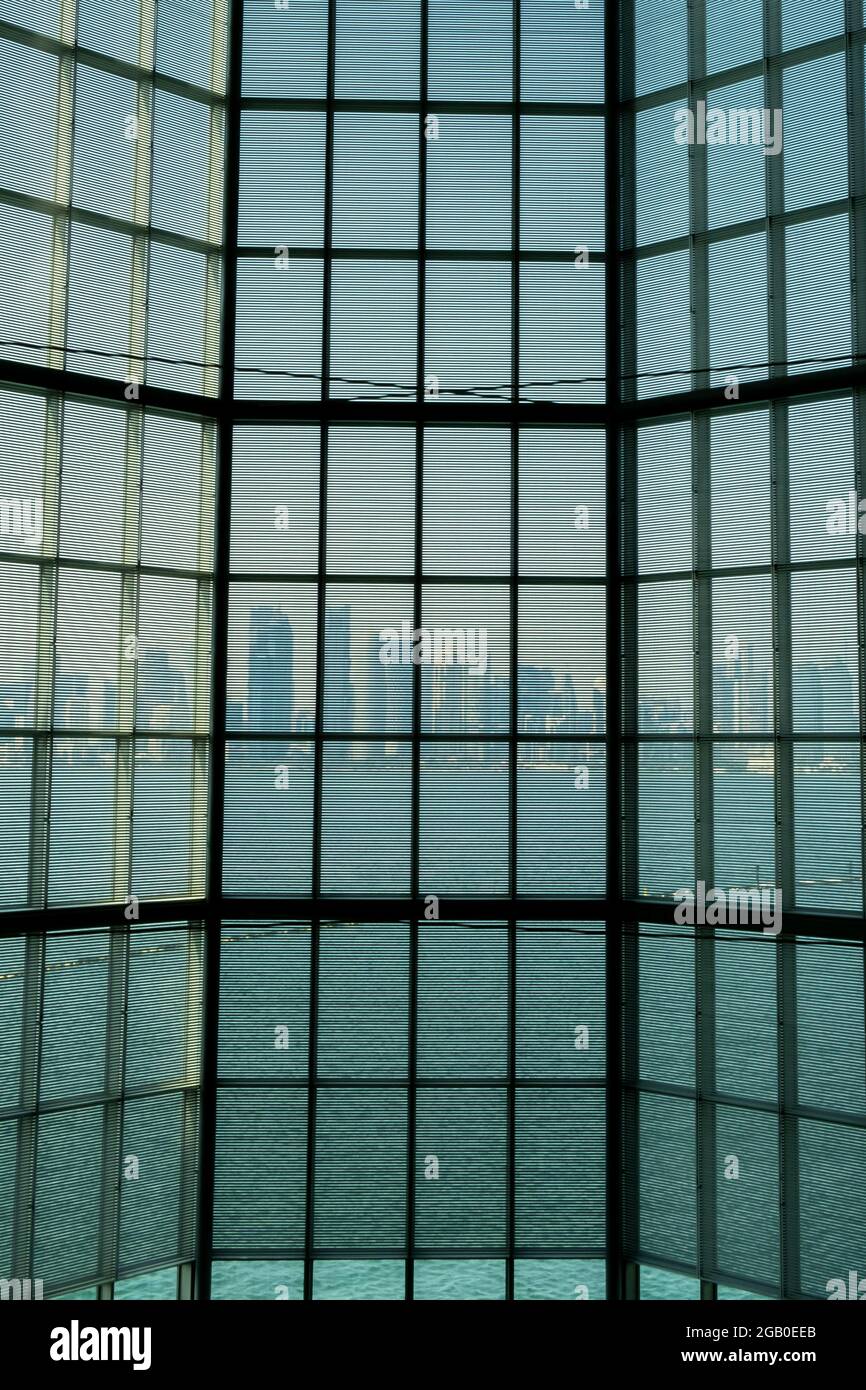 Doha, Qatar - le 13 octobre 2019 : la vue de l'ombre du paysage urbain à travers la fenêtre en verre du Musée d'art islamique, l'un des collec les plus complets au monde Banque D'Images