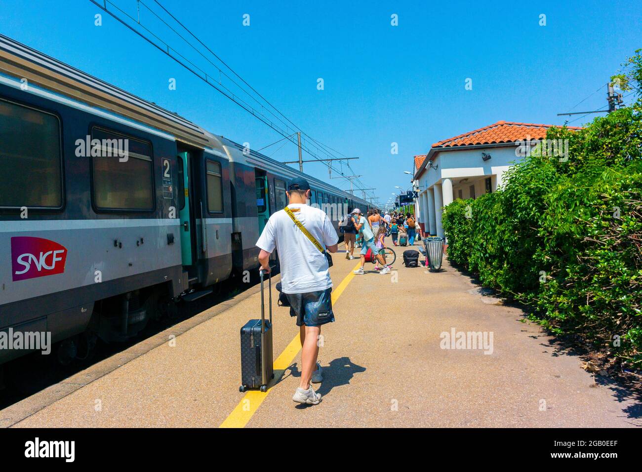 Arles, France, personnes voyageant à la gare SNCF, Homme à pied avec  Suitcase sur plate-forme Photo Stock - Alamy