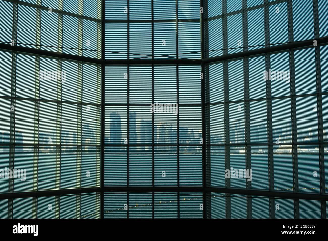 Doha, Qatar - 13 octobre 2019 : la vue de l'ombre du paysage urbain à travers la fenêtre en verre du Musée d'art islamique, l'une des plus complètes collection au monde Banque D'Images