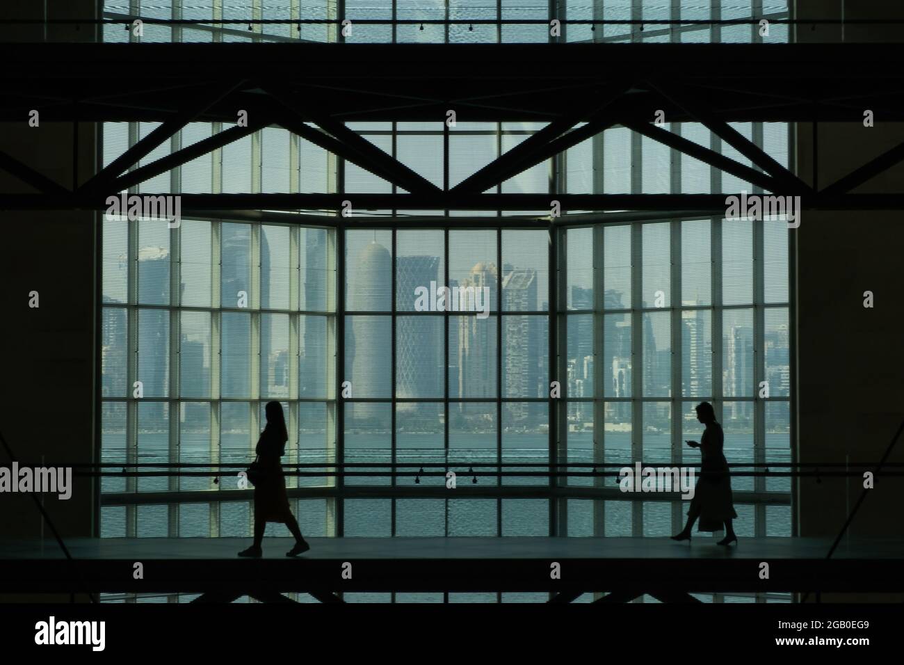 Doha, Qatar - le 13 octobre 2019 : la vue de l'ombre du paysage urbain à travers la fenêtre en verre du Musée d'art islamique, l'un des collec les plus complets au monde Banque D'Images