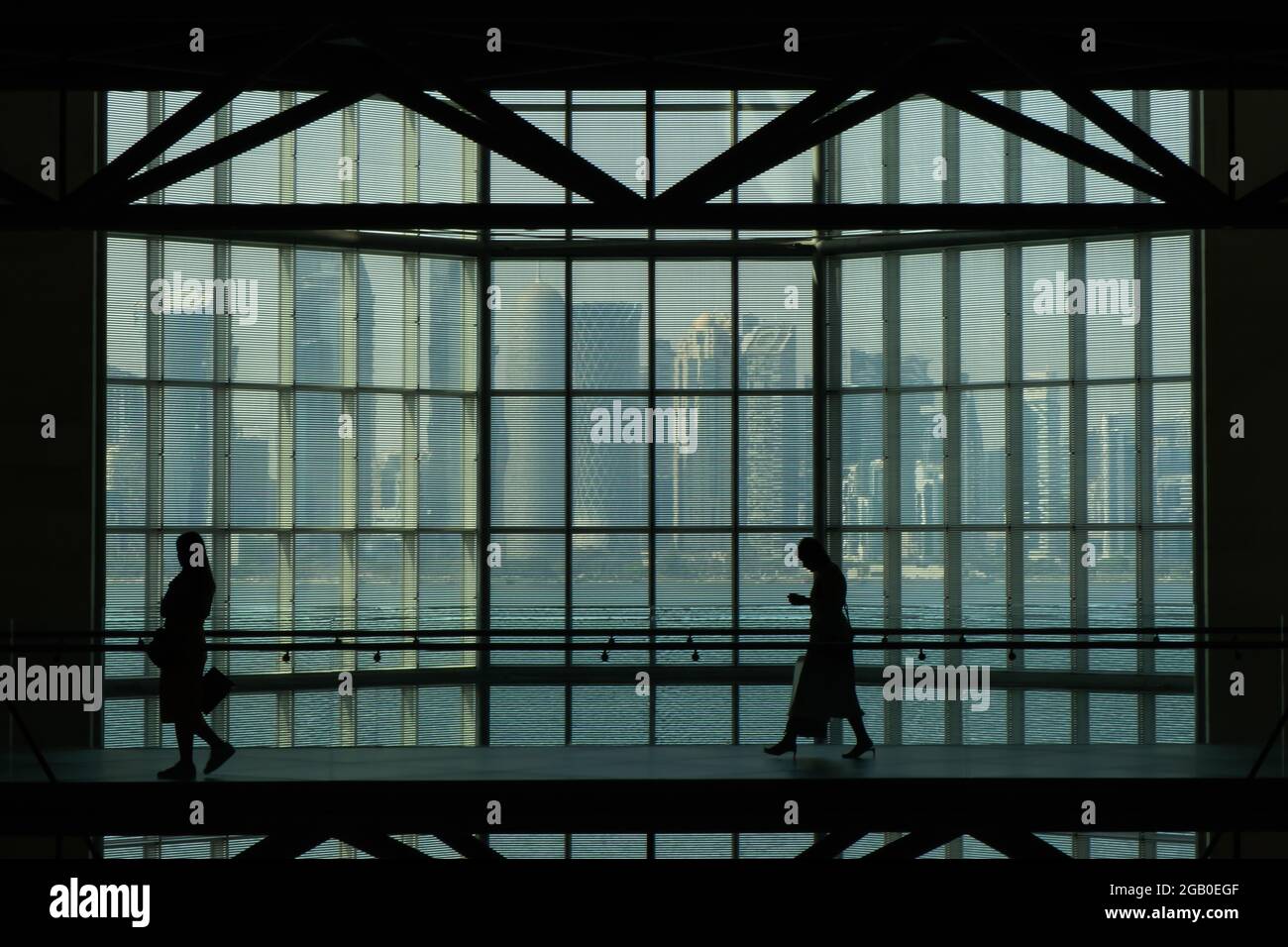 Doha, Qatar - le 13 octobre 2019 : la vue de l'ombre du paysage urbain à travers la fenêtre en verre du Musée d'art islamique, l'un des collec les plus complets au monde Banque D'Images