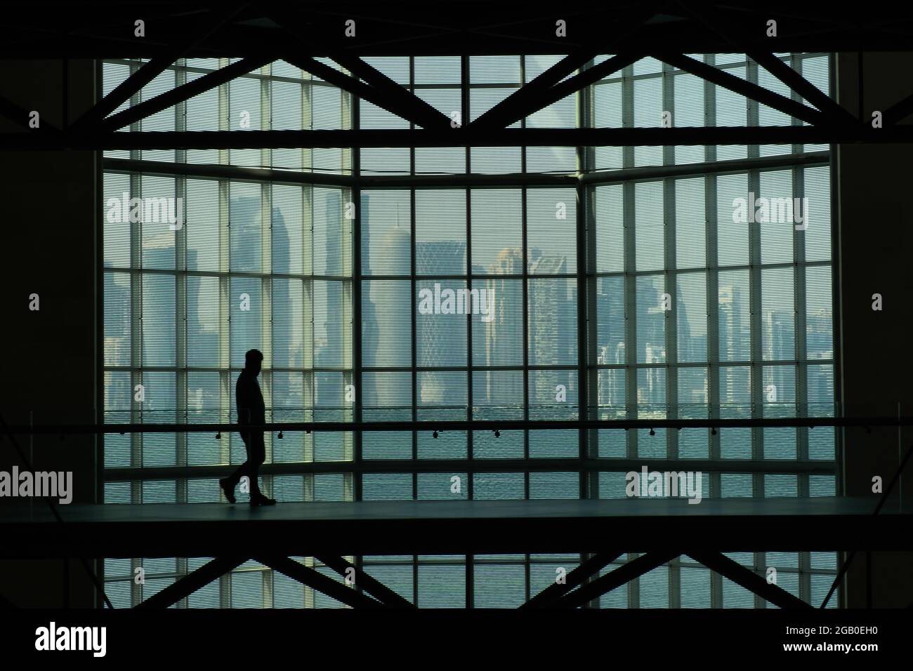 Doha, Qatar - le 13 octobre 2019 : la vue de l'ombre du paysage urbain à travers la fenêtre en verre du Musée d'art islamique, l'un des collec les plus complets au monde Banque D'Images