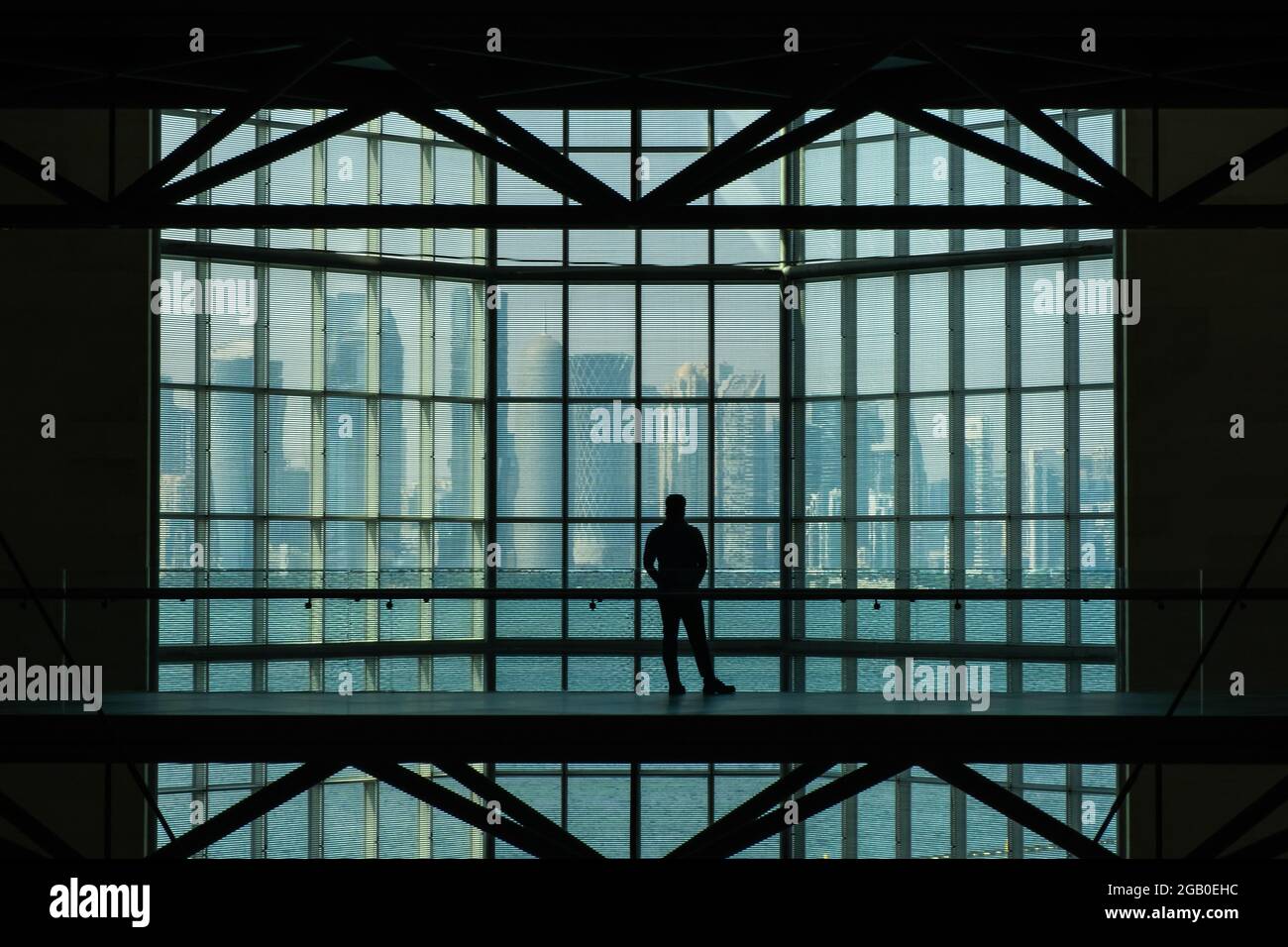 Doha, Qatar - le 13 octobre 2019 : la vue de l'ombre du paysage urbain à travers la fenêtre en verre du Musée d'art islamique, l'un des collec les plus complets au monde Banque D'Images