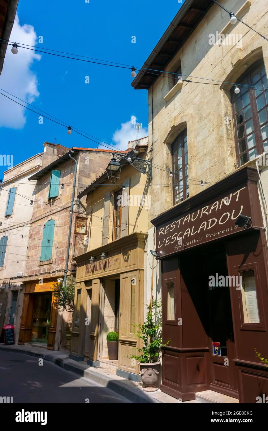 Arles, France, les vieux magasins, les restaurants de bistro français, dans le centre-ville historique Banque D'Images