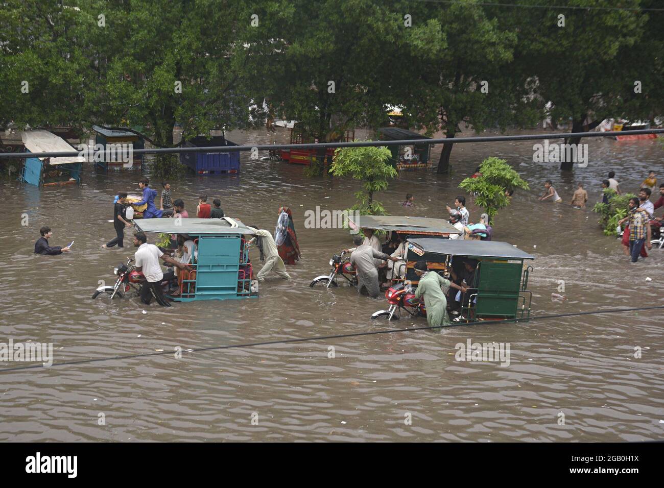 Lahore, Pakistan. 31 juillet 2021. Les navetteurs pakistanais ont traversé une route inondée après une forte mousson dans la capitale provinciale Lahore. (Photo de Rana Sajid Hussain/Pacific Press) Credit: Pacific Press Media production Corp./Alay Live News Banque D'Images
