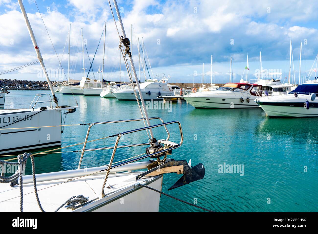 Le port et la marina de San Vincenzo avec des bateaux amarrés à San Vincenzo, province de Livourne, région Toscane, Italie Banque D'Images