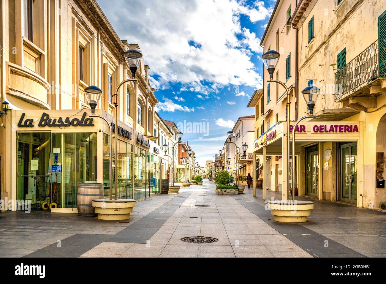 Via Vittorio Emanuele II, rue commerçante centrale de San Vincenzo avec boutiques et restaurants, province de Livourne, Toscane, Italie, dans une journée ensoleillée. Banque D'Images