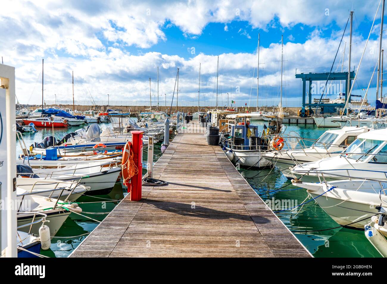 Le port et la marina de San Vincenzo avec des bateaux amarrés à San Vincenzo, province de Livourne, région Toscane, Italie Banque D'Images