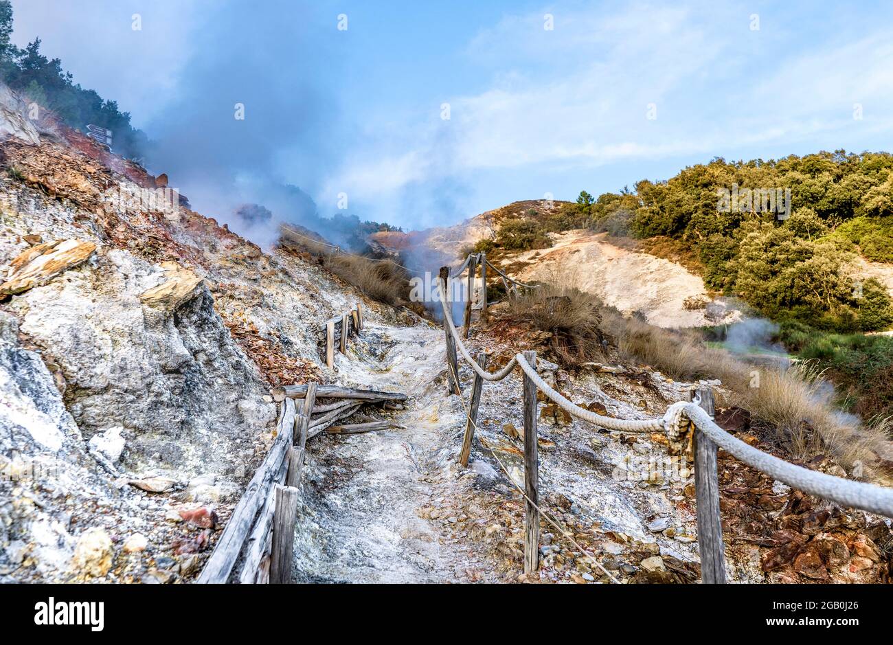 Geysers connu sous le nom de 'soffioni boraciferi' avec des steams utilisés pour produire de l'énergie géothermique, Parc naturel de la Biancane, Monterotondo Marittimo, Italie Banque D'Images