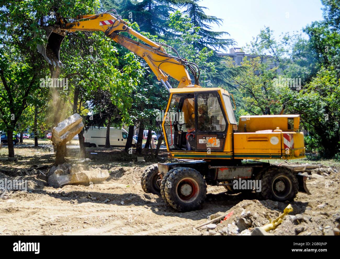 La pelle nettoie la surface de construction des pièces en béton. Banque D'Images