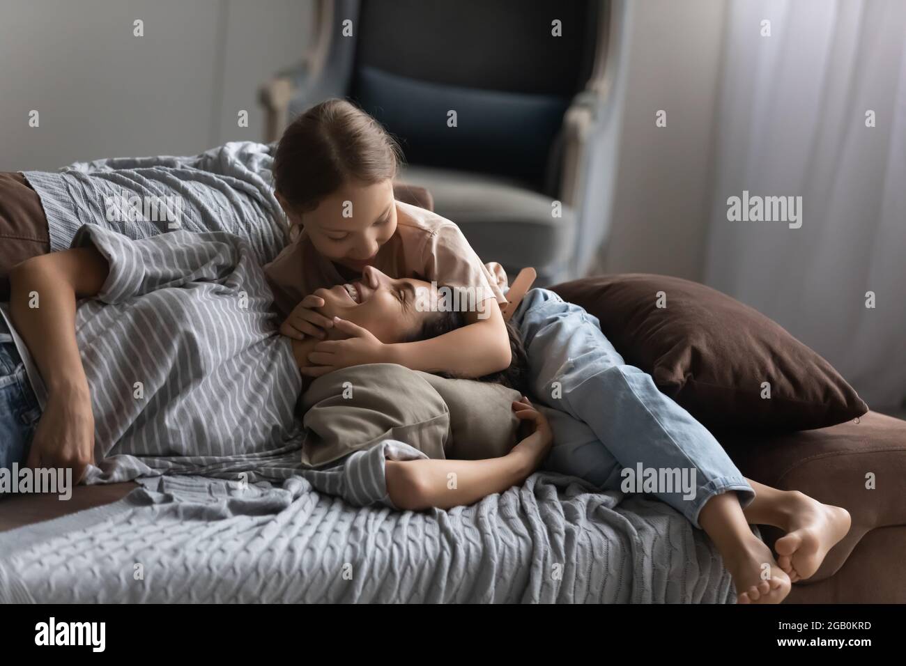 Adorable enfant heureux qui s'embrasse et maman qui s'étreint Banque D'Images