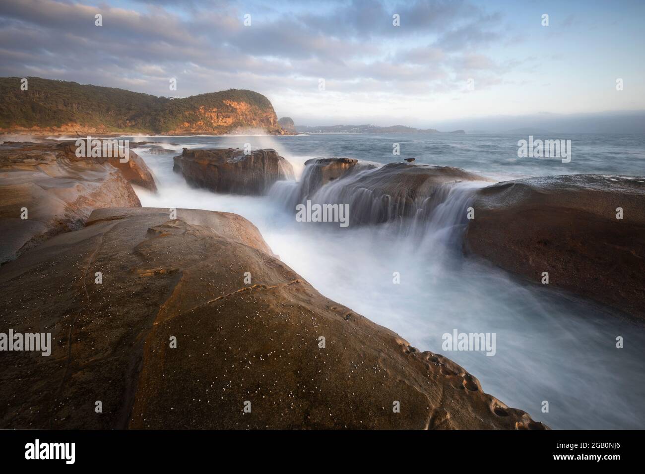 cascade sur les rochers de la plage le matin Banque D'Images
