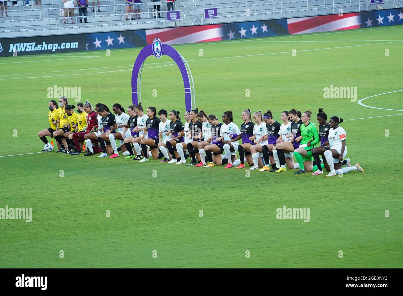 Orlando, Floride, États-Unis, 14 avril 2021, Gotham FC, Orlando Pride joueurs et arbitres s'agenouillent pendant l'hymne national américain au stade Exploria (photo : Marty Jean-Louis) Banque D'Images