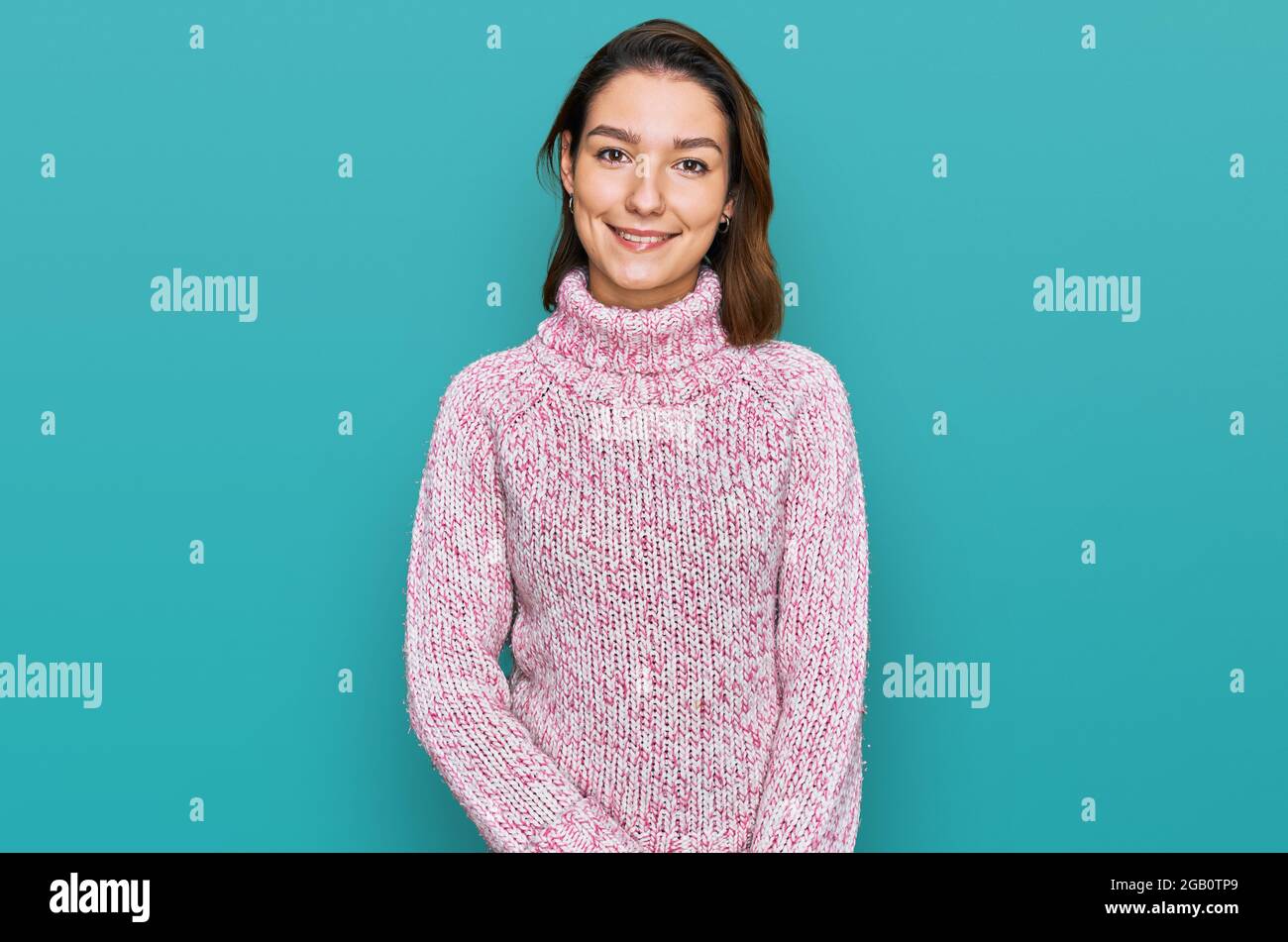 Jeune fille caucasienne portant un pull d'hiver en laine avec un sourire  heureux et frais sur le visage. Personne chanceuse Photo Stock - Alamy