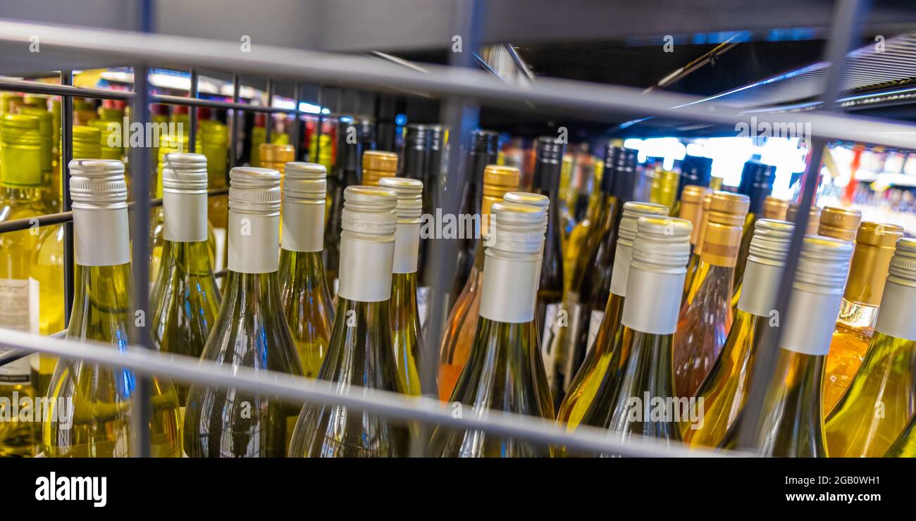 bouteilles de vin en vente dans un magasin de spiritueux Banque D'Images