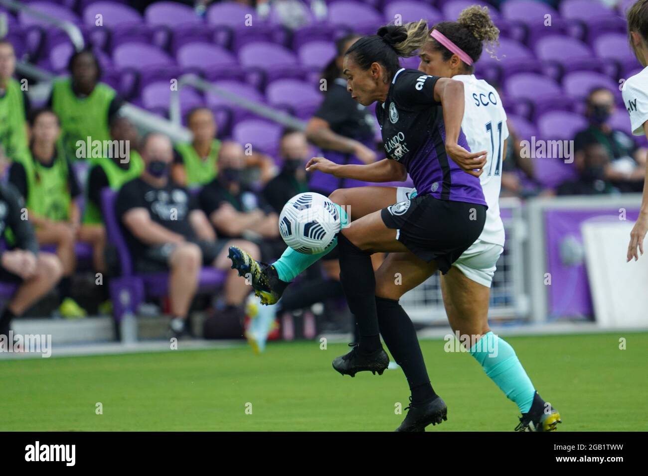 Orlando, Floride, États-Unis, 30 mai 2021, Orlando Pride avance Marta #10 et milieu de terrain désir Scott #11 lutte pour le ballon pendant le match à l'Exploria Stadium (photo Credit: Marty Jean-Louis) Banque D'Images